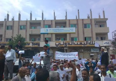 تظاهرات في تعز لإقالة مسؤولي الإخوان الفاسدين