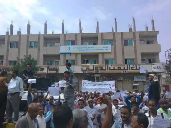 تظاهرات في تعز لإقالة مسؤولي الإخوان الفاسدين