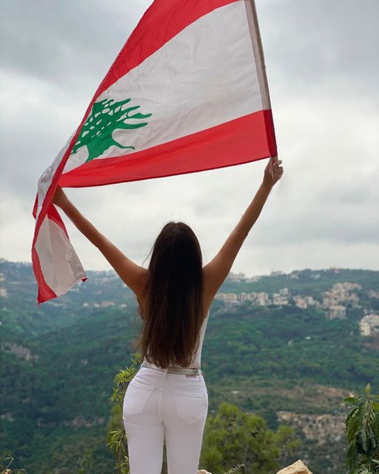 مع العلم اللبناني..نيللي مقدسي في جلسة تصوير جديدة (صور)