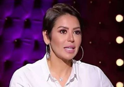 لقاء الخميسي تستمتع بعطلتها الصيفية بصحبة زوجها على البحر (صورة)