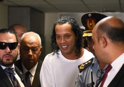 إطلاق سراح رونالدينيو بعد احتجازه في قضية تزوير