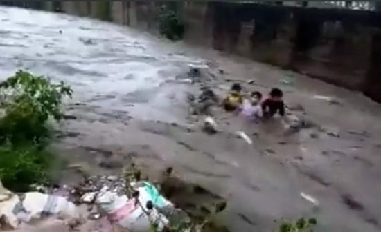 بعد ابتلاع السيول أسرة كاملة.. غضب شعبي من الحوثيين بإب