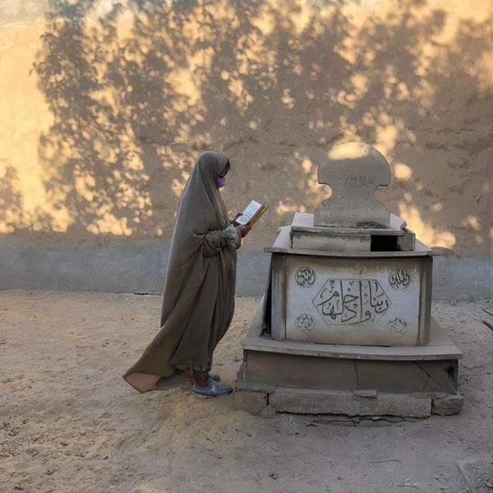 بالصور.. بوسي شلبي تزور قبر الفنانة رجاء الجداوي