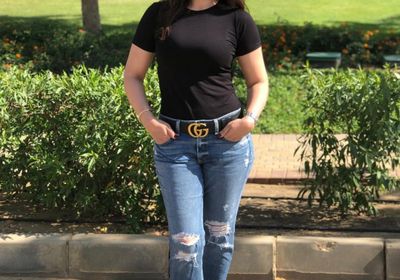 بوسي أنيقة بإطلالة كاجوال في أحدث ظهور لها (صور)