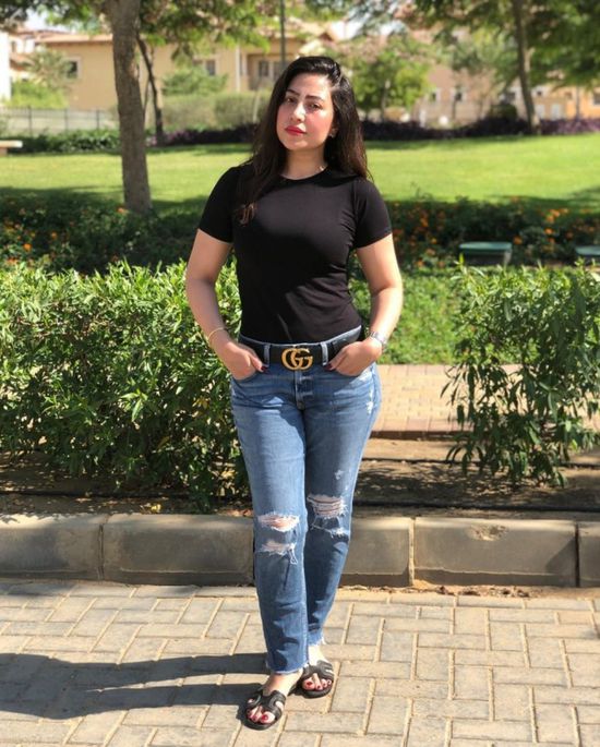 بوسي أنيقة بإطلالة كاجوال في أحدث ظهور لها (صور)