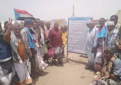 وفد "انتقالي خنفر" يتضامن مع المتقاعدين المعتصمين بعدن