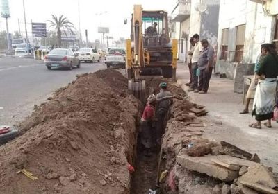 بالصور.. إصلاح تمديدات كهربائية في المعلا والتواهي