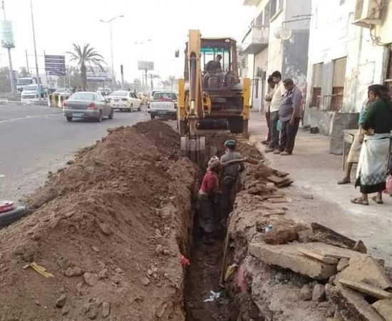 بالصور.. إصلاح تمديدات كهربائية في المعلا والتواهي
