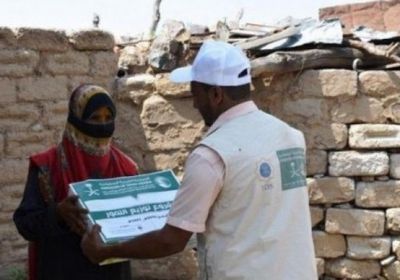 920 كرتون تمور للأسر النازحة بالضالع