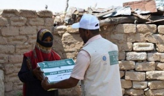 920 كرتون تمور للأسر النازحة بالضالع