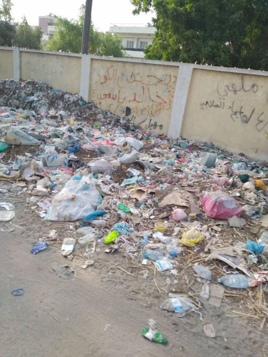 تكدس القمامة يخنق منطقة الكود بأبين (صور)