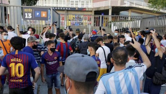 جماهير برشلونة تقتحم ملعب «كامب نو» وتهتف: بارتوميو استقل