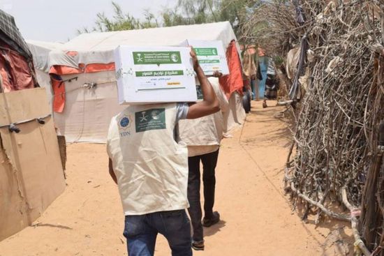 توزيع 4500 كرتون تمور على نازحي مأرب