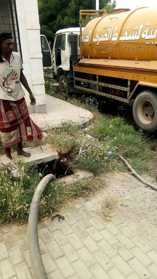 استجابة لـ "المشهد العربي"..إزالة مياه الصرف الصحي بمستشفى الرازي