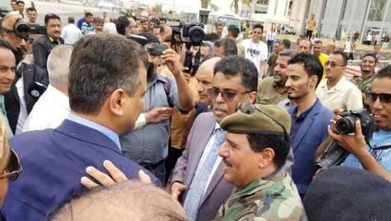 لأداء مهامه.. محافظ عدن يصل إلى العاصمة
