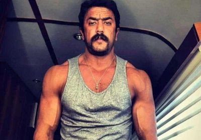 أحمد العوضي يستعرض مهاراته في الملاكمة (فيديو)