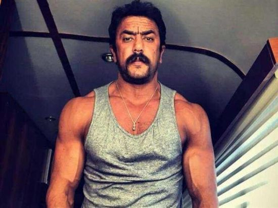 أحمد العوضي يستعرض مهاراته في الملاكمة (فيديو)