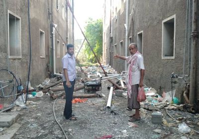 جهود ذاتية لصيانة شبكة الصرف في حي العماير بردفان