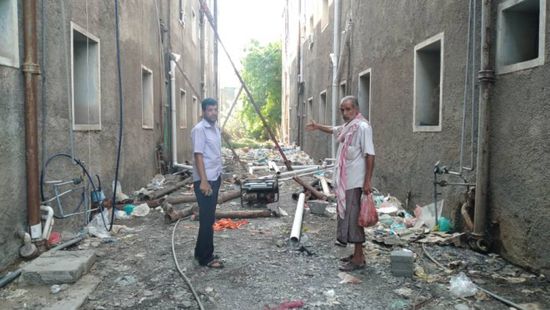 جهود ذاتية لصيانة شبكة الصرف في حي العماير بردفان