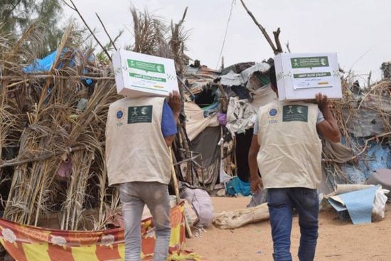 معونات إغاثية لأسر النازحين في مأرب ولحج