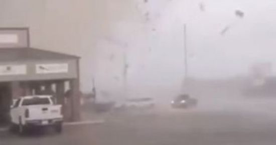 المركز الوطني يكشف تحوّل الإعصار لورا إلى عاصفة مدارية