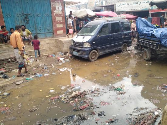 القمامة والصرف الصحي يحاصران شوارع زنجبار الخلفية