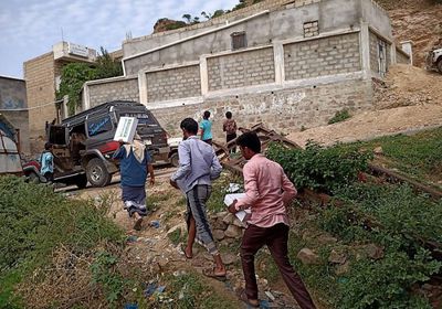 2000 كرتون تمور للنازحين في لحج