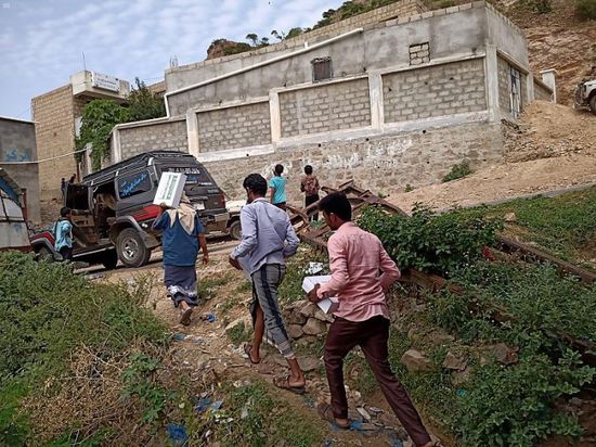 2000 كرتون تمور للنازحين في لحج