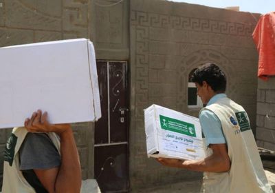 نازحو البيضاء يتلقون مساعدات من "سلمان للإغاثة"