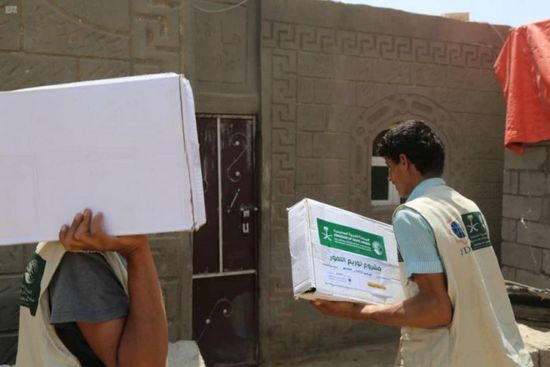 نازحو البيضاء يتلقون مساعدات من "سلمان للإغاثة"