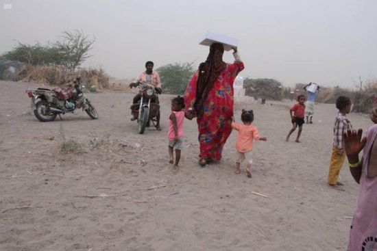 كراتين تمور من "سلمان للإغاثة" لأسر حيس