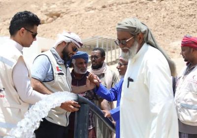 ببئر ارتوازي.. الإمارات تروي ظمأ 4 آلاف شخص بحضرموت
