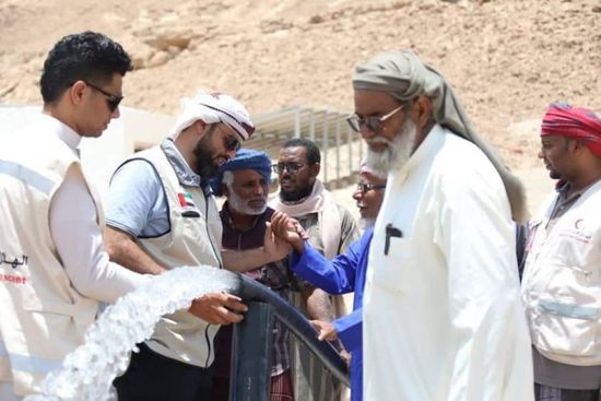 ببئر ارتوازي.. الإمارات تروي ظمأ 4 آلاف شخص بحضرموت