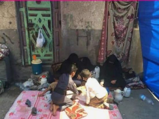استولت على المنزل.. مليشيا الحوثي تُشرد أسرة بالحديدة