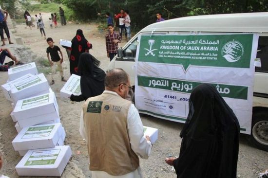 توزيع كراتين تمور على الأسر النازحة بتعز