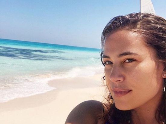 من أمام البحر.. هند صبري تستمتع بإجازتها الصيفية (صور)