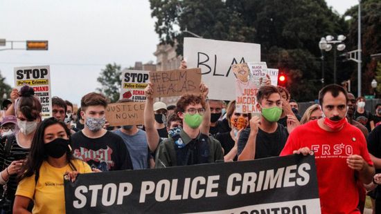 مسيرة حاشدة بأمريكا تندد بمقتل "بليك" على يد شرطي أبيض