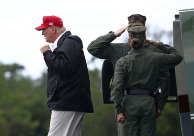 ترامب يتفقد مناطق متضررة من إعصار "لورا"