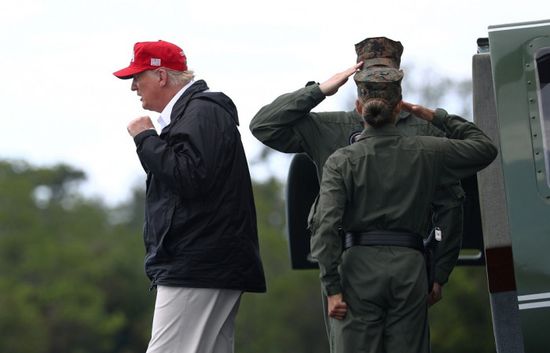 ترامب يتفقد مناطق متضررة من إعصار "لورا"