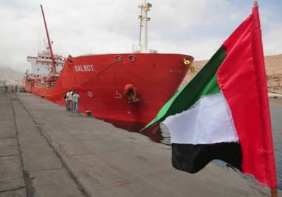 سفينة مساعدات غذائية إماراتية ترسو في المكلا