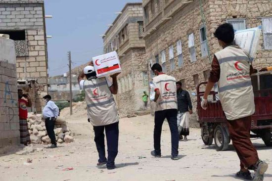 "هلال الإمارات" يوزع 500 سلة غذاء في المكلا