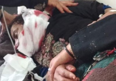 إرهابي حوثي يقنص خمسينية في الشقب بتعز