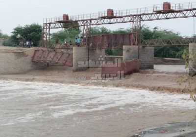 مزارعو أبين يعيدون العقم الترابية لري أراضيهم (صور)