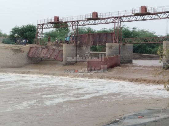 مزارعو أبين يعيدون العقم الترابية لري أراضيهم (صور)