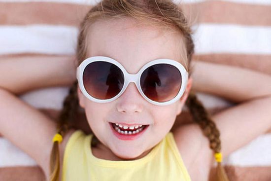 تعرف على مواصفات النظارة الشمسية المناسبة للأطفال