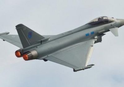 مقاتلتان بريطانيتان تجبران طائرة مدنية على الهبوط لاعتقال رجلين بتهمة الإرهاب 