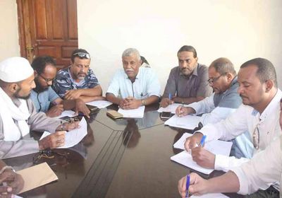 "تنفيذي الشحر" يبحث تحسين الخدمات ورفع الإيرادات