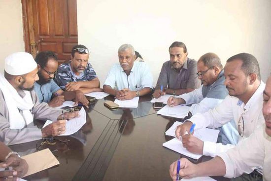 "تنفيذي الشحر" يبحث تحسين الخدمات ورفع الإيرادات