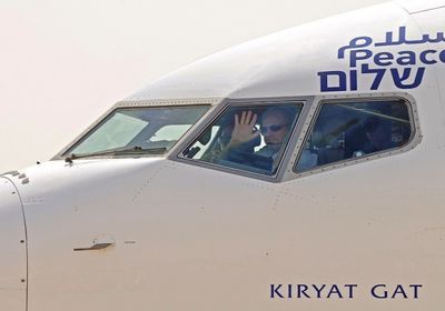 الطائرة الإسرائيلية تحمل عبارة السلام بـ 3 لغات