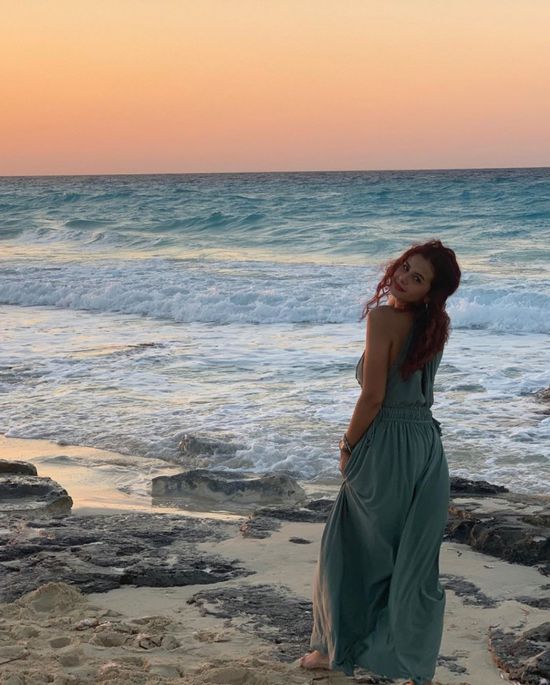 منة عرفة تخضع لجلسة تصوير جديدة على البحر (صور)